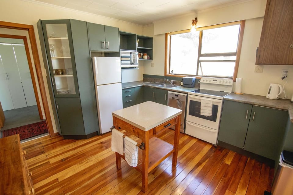 Kitchen or kitchenette, Dining area, dishwasher, oven, stove, toaster, kitchen