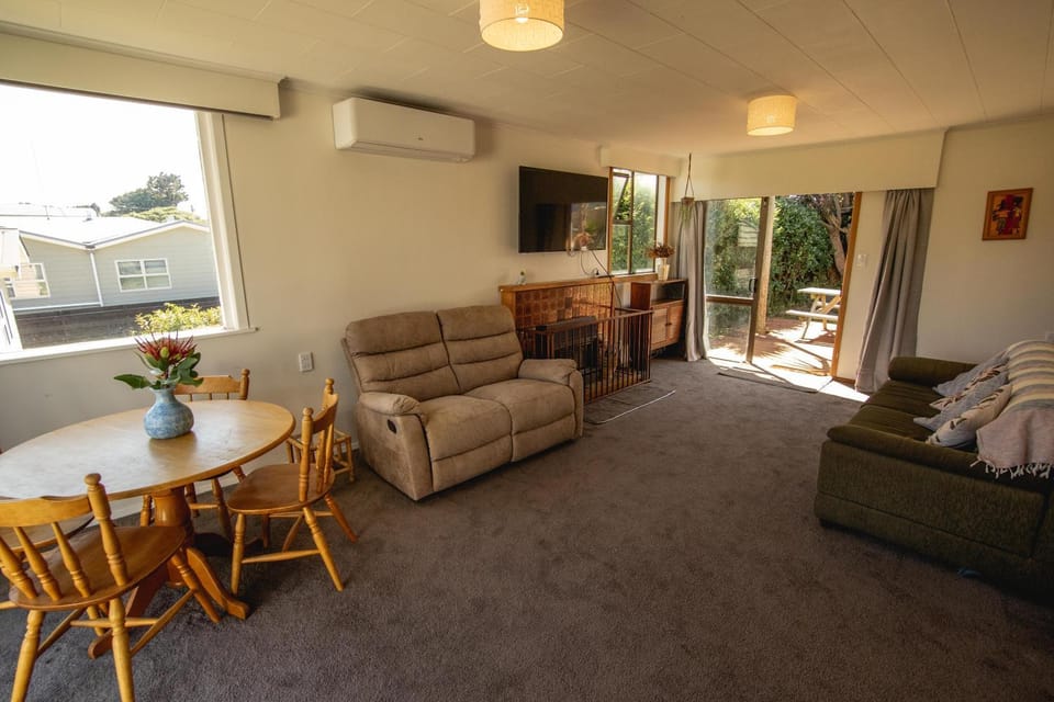 TV and multimedia, Living room, Seating area, Dining area, air conditioner