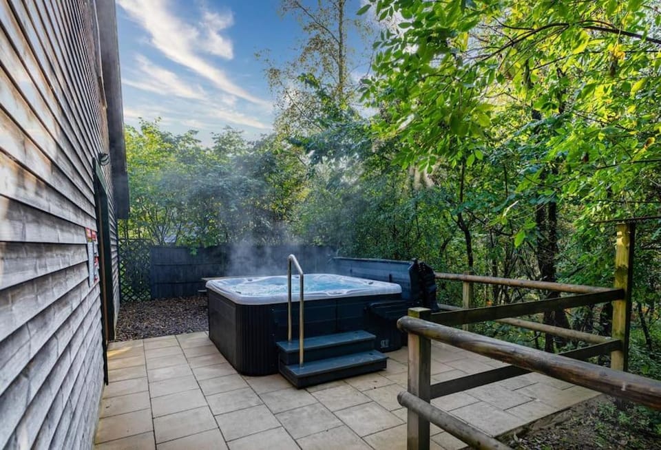 Patio, Day, Natural landscape, Garden, Hot Tub, Hot Tub, Balcony/Terrace, Garden view