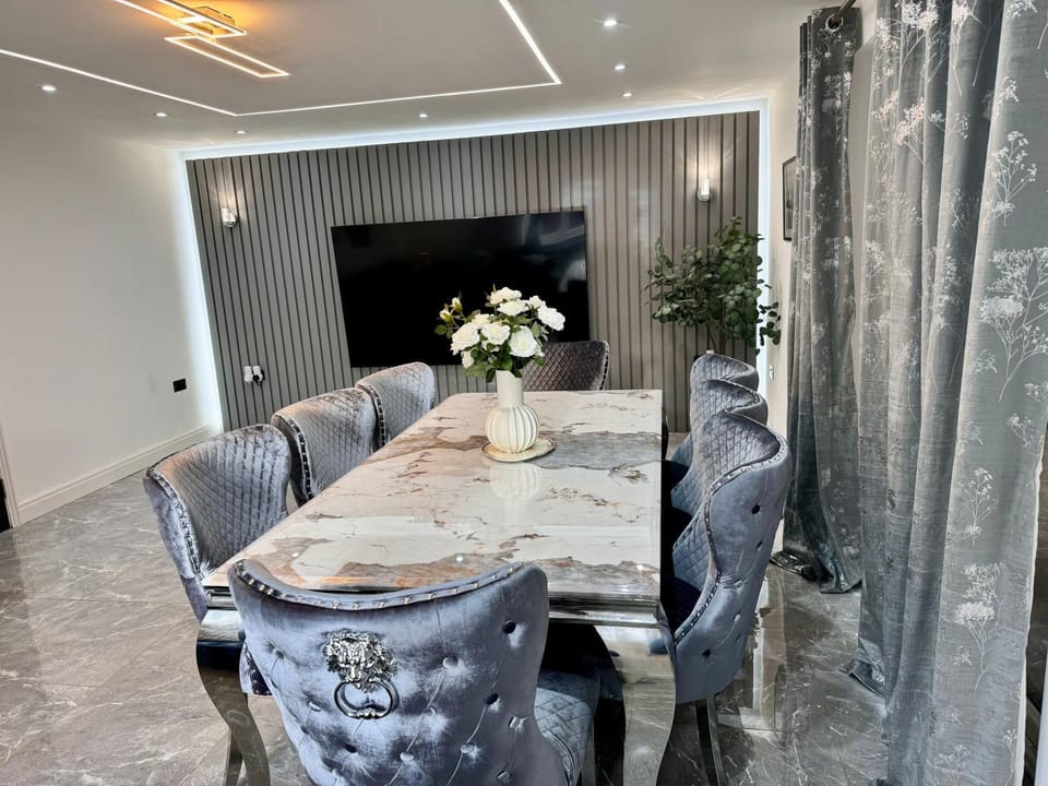Seating area, Dining area
