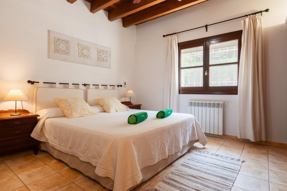 Bed, Photo of the whole room, Bedroom, internet, towels