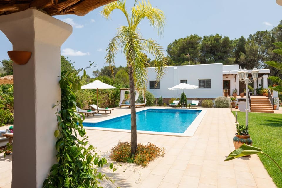 Property building, Patio, Spring, Day, Garden, Garden view, Pool view, Swimming pool, sunbed