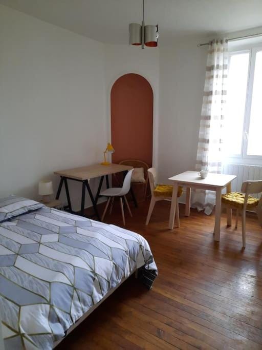 Bed, Photo of the whole room, Seating area, Bedroom