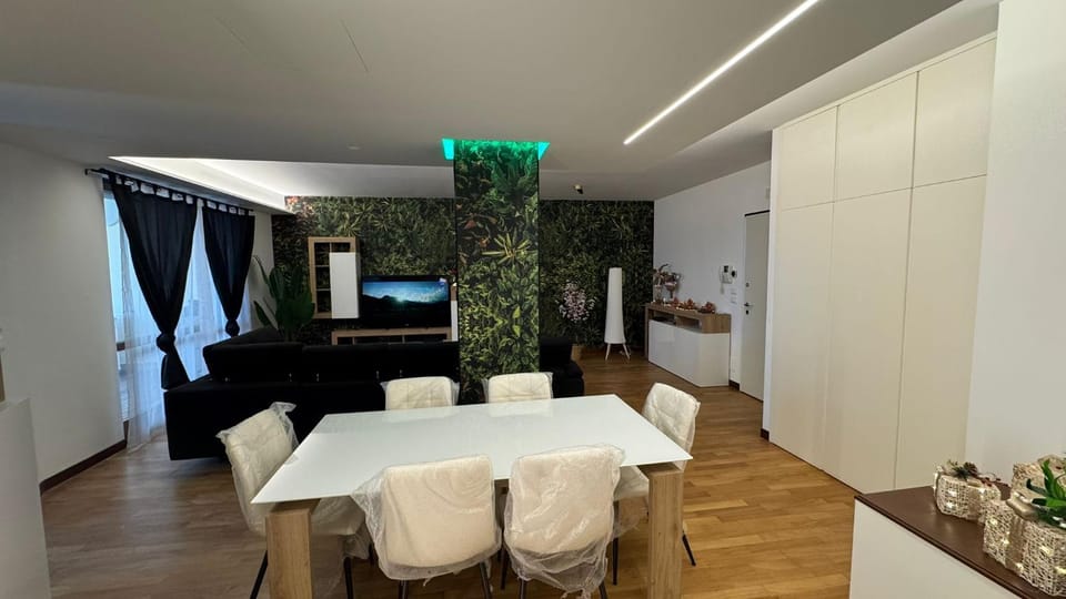 TV and multimedia, Living room, Seating area, Dining area