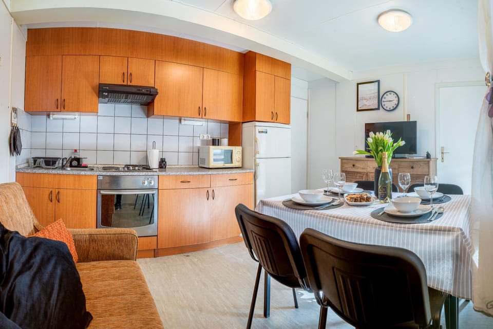 Kitchen or kitchenette, Living room, Seating area, Dining area, oven, pet friendly, stove