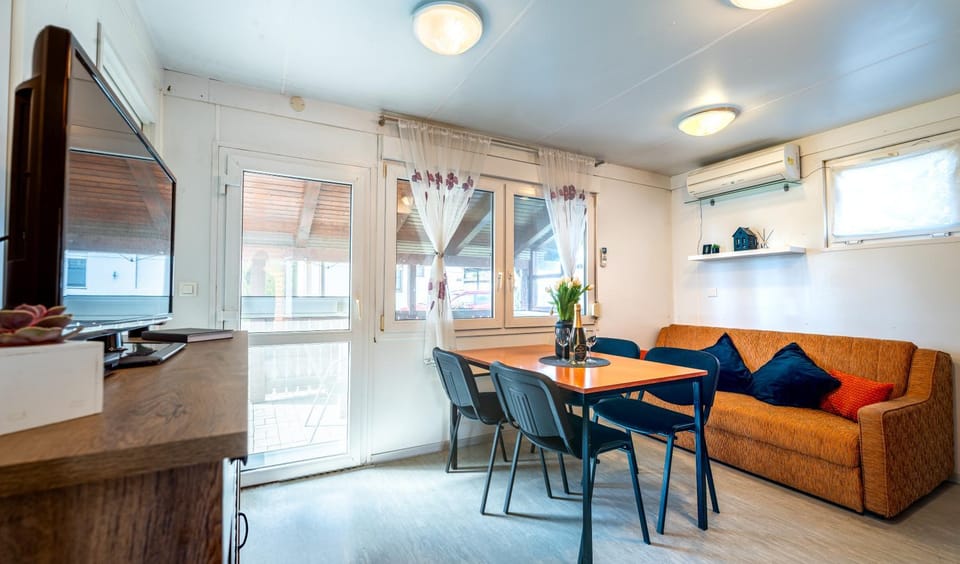 TV and multimedia, Kitchen or kitchenette, Living room, Seating area, Dining area, air conditioner