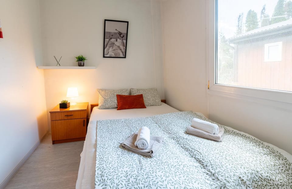 Bed, Photo of the whole room, Bedroom, towels