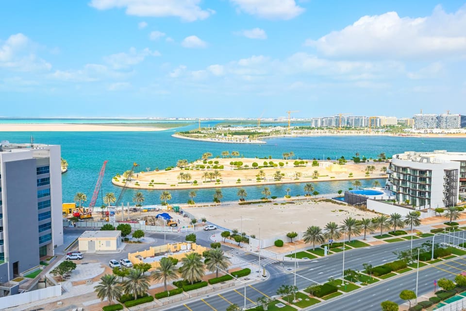 Rooftop Pool - Designer's Choice - Full Canal View Apartment in Abu Dhabi