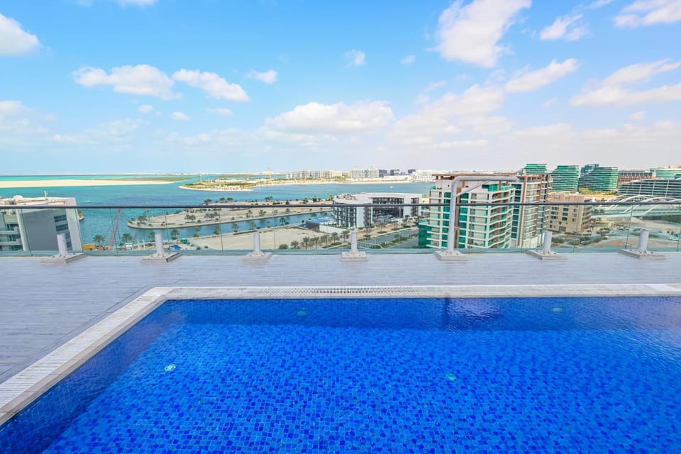 Rooftop Pool - Designer's Choice - Full Canal View Apartment in Abu Dhabi