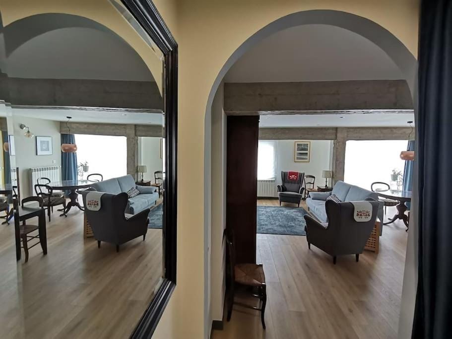 Photo of the whole room, Seating area