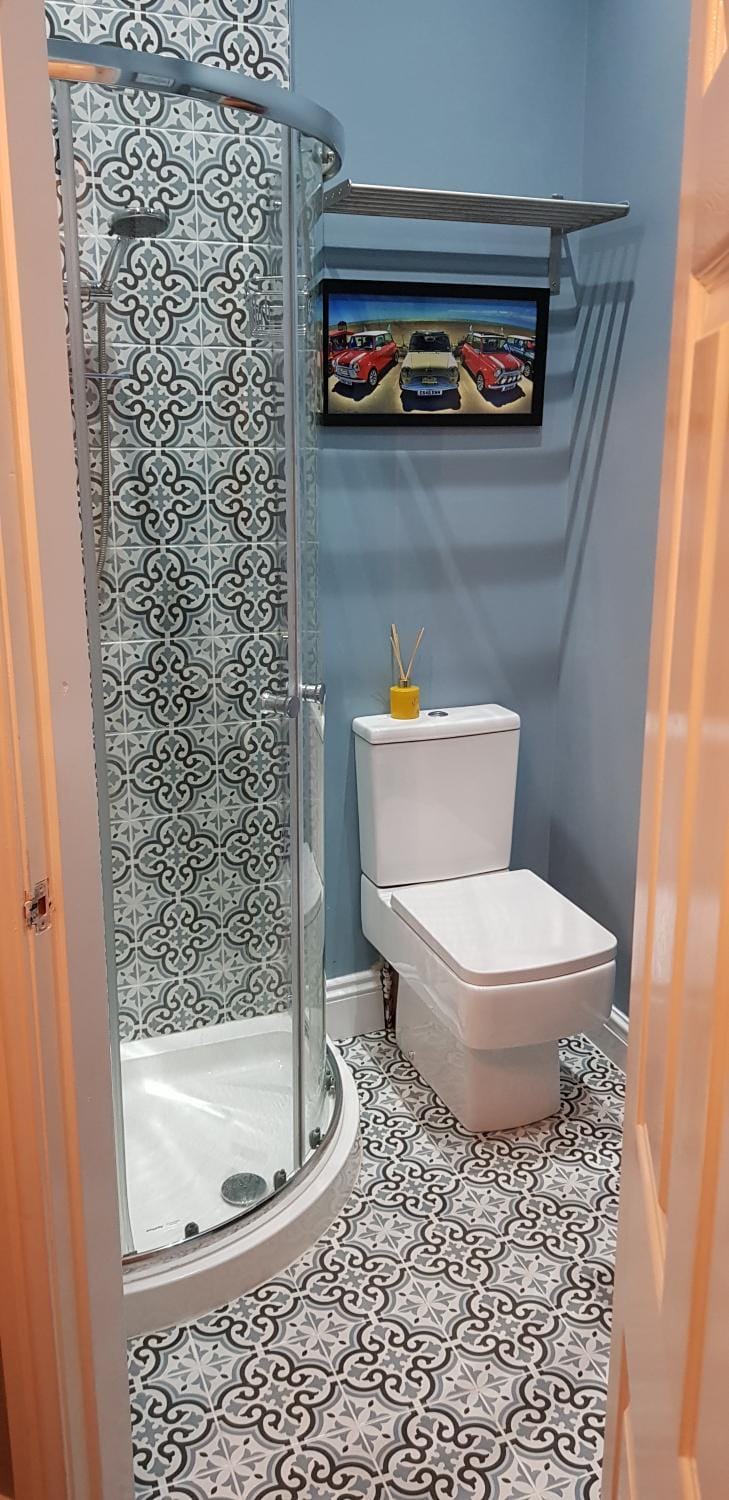 Shower, Toilet