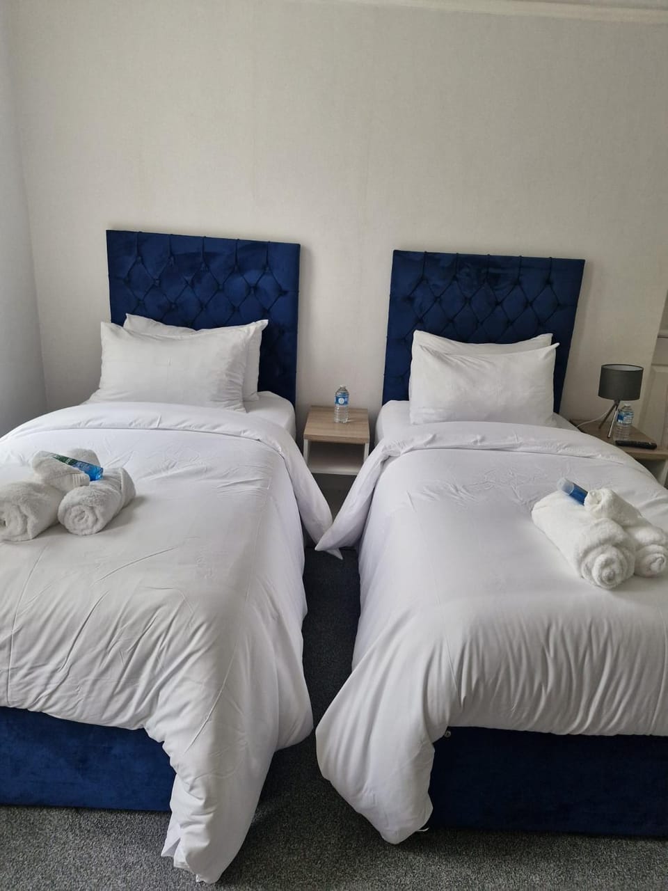 Bed, towels