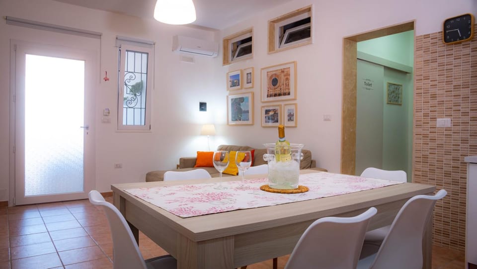 Kitchen or kitchenette, Living room, Seating area, Dining area, air conditioner