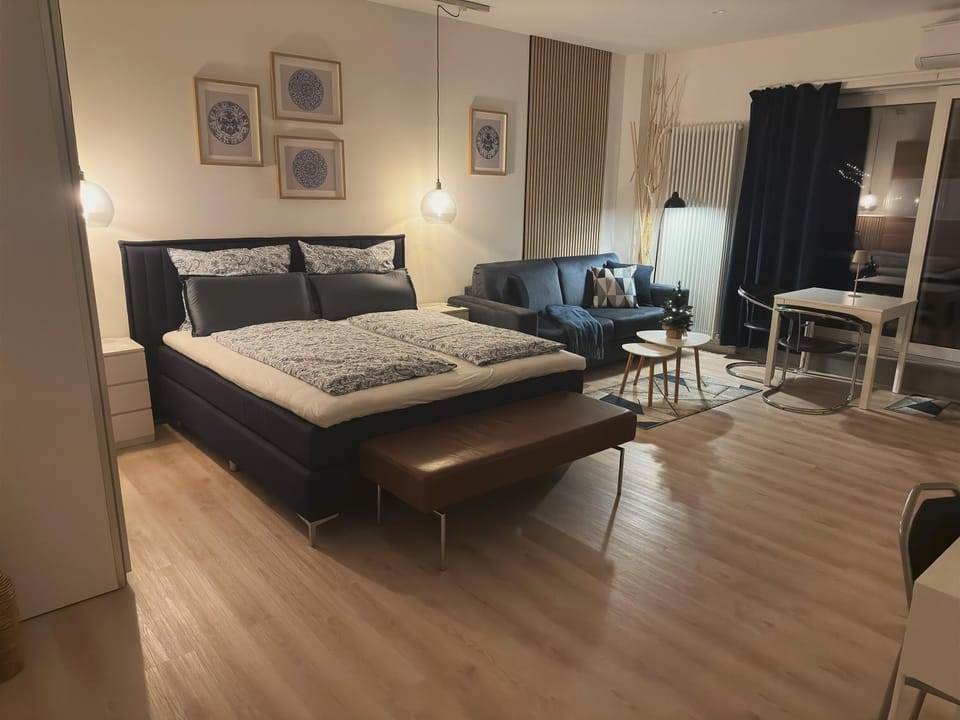 Bed, Photo of the whole room, Seating area