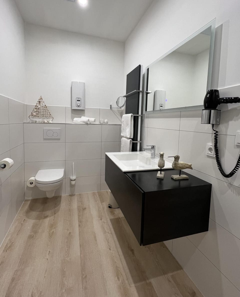 Toilet, Bathroom, towels