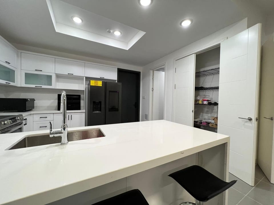 W39 Comfort Suites - Kingston - pool Apartment in Kingston