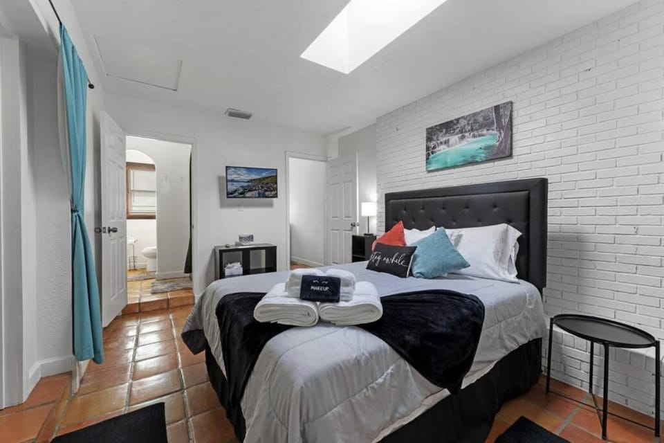 Bed, TV and multimedia, Photo of the whole room, Bedroom
