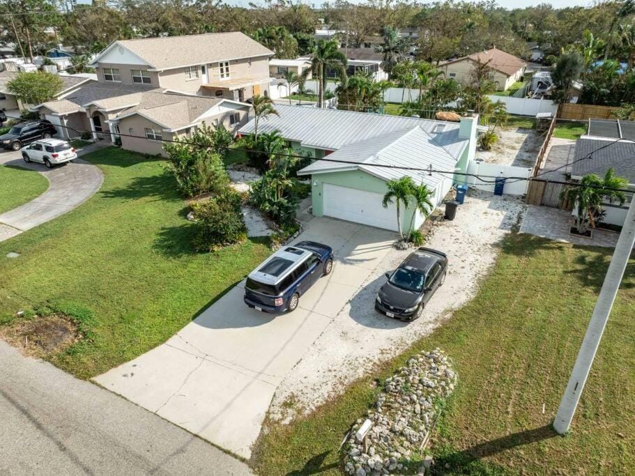 Day, Neighbourhood, Natural landscape, Bird's eye view, Street view, Parking