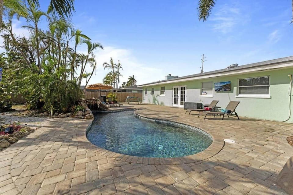 Property building, Patio, Garden, Garden view, Pool view, Swimming pool, Swimming pool, sunbed