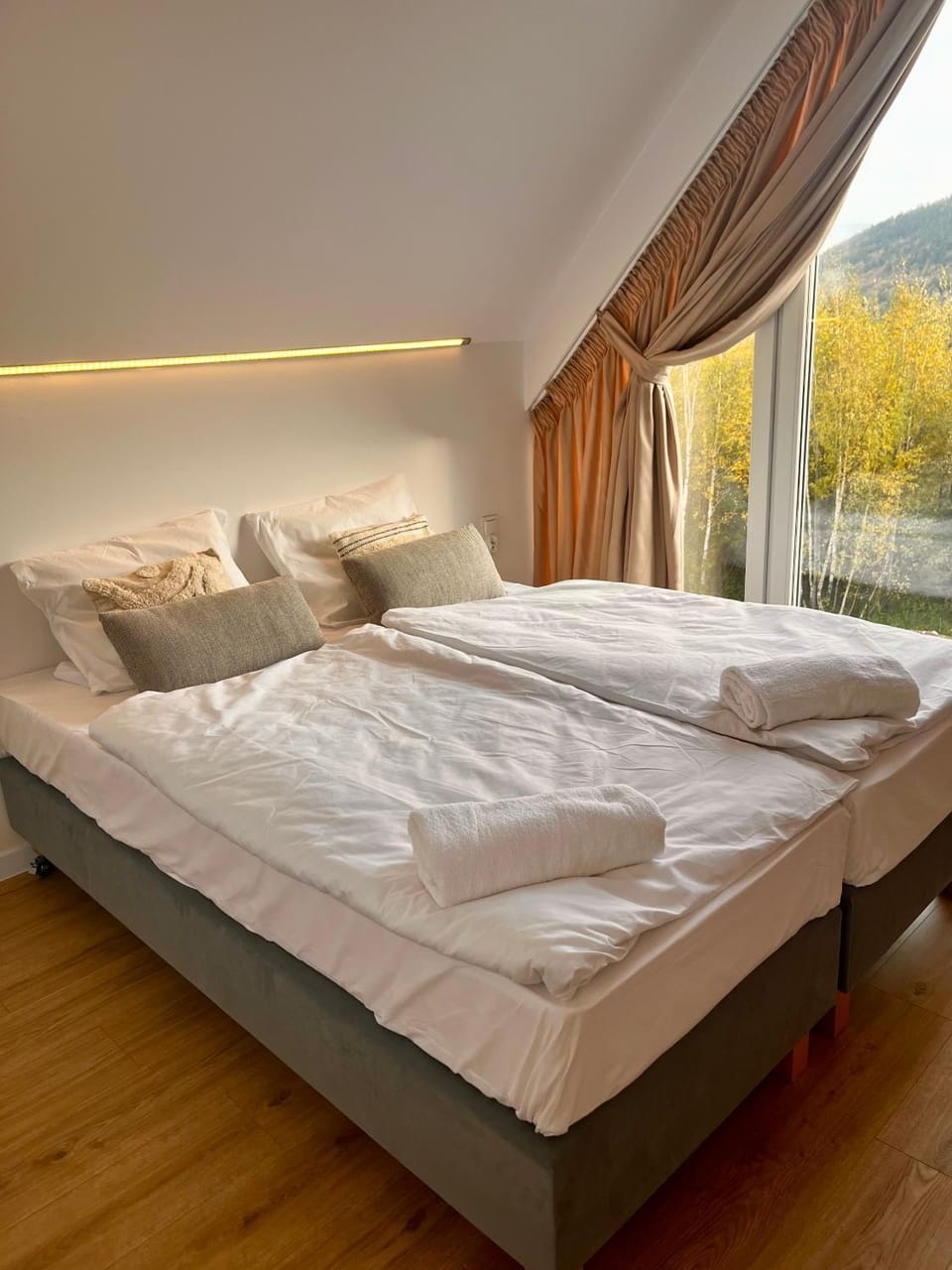 Bed, Bedroom, towels