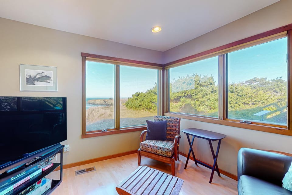 Oceanfront Retreat Close to Activities & the Beach House in Caspar