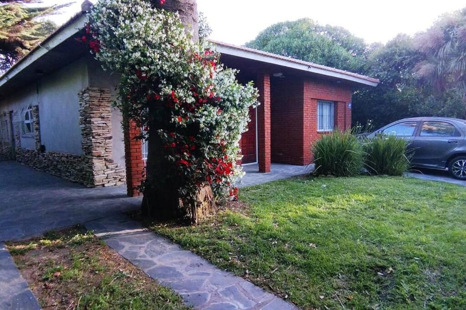 Casa Bustamante Barrio ALFAR para 8 personas House in Mar del Plata