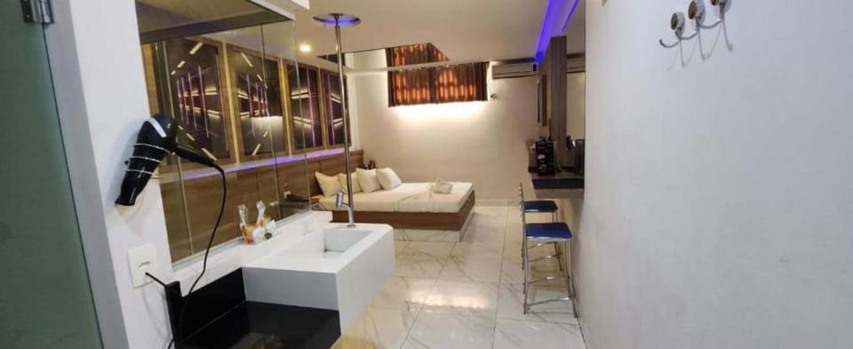 Bed, TV and multimedia, Photo of the whole room, Bedroom, bidet, towels