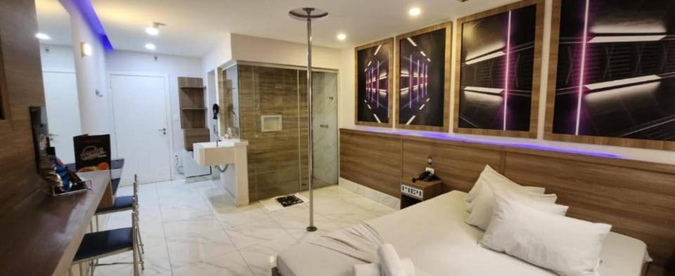 Shower, Bed, Bathroom, TV and multimedia, Photo of the whole room, Dining area, Bedroom, minibar, towels