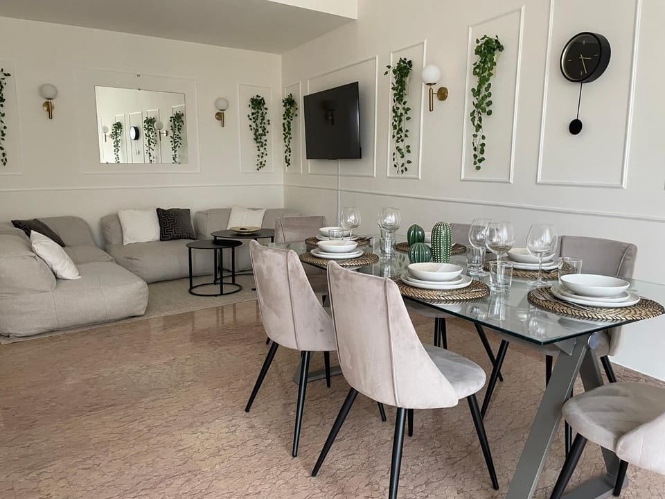 Communal lounge/ TV room, Living room, Lounge or bar, Seating area, Dining area, Lunch