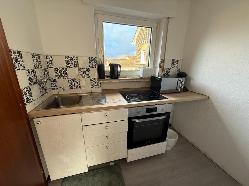 Coffee/tea facilities, Kitchen or kitchenette, stove, toaster
