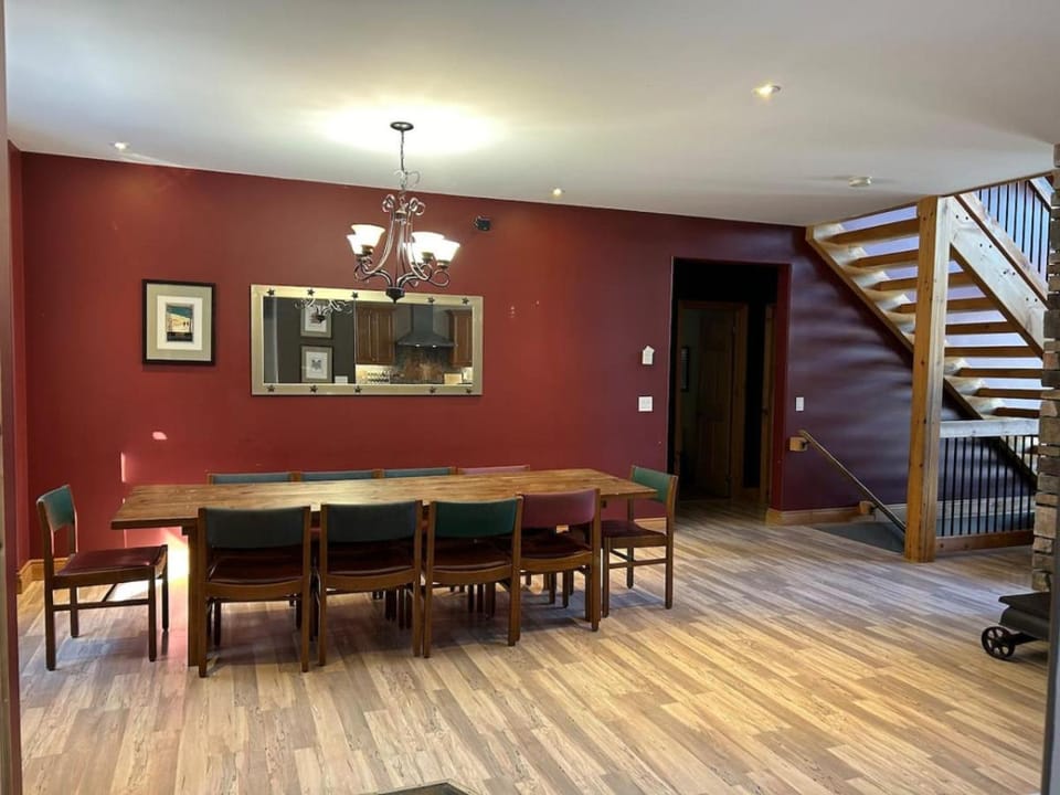 Red Devil Six Bedroom Cottage Private Beach Country House in Kearney