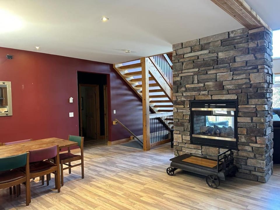 Red Devil Six Bedroom Cottage Private Beach Country House in Kearney