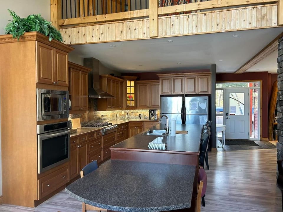 Red Devil Six Bedroom Cottage Private Beach Country House in Kearney