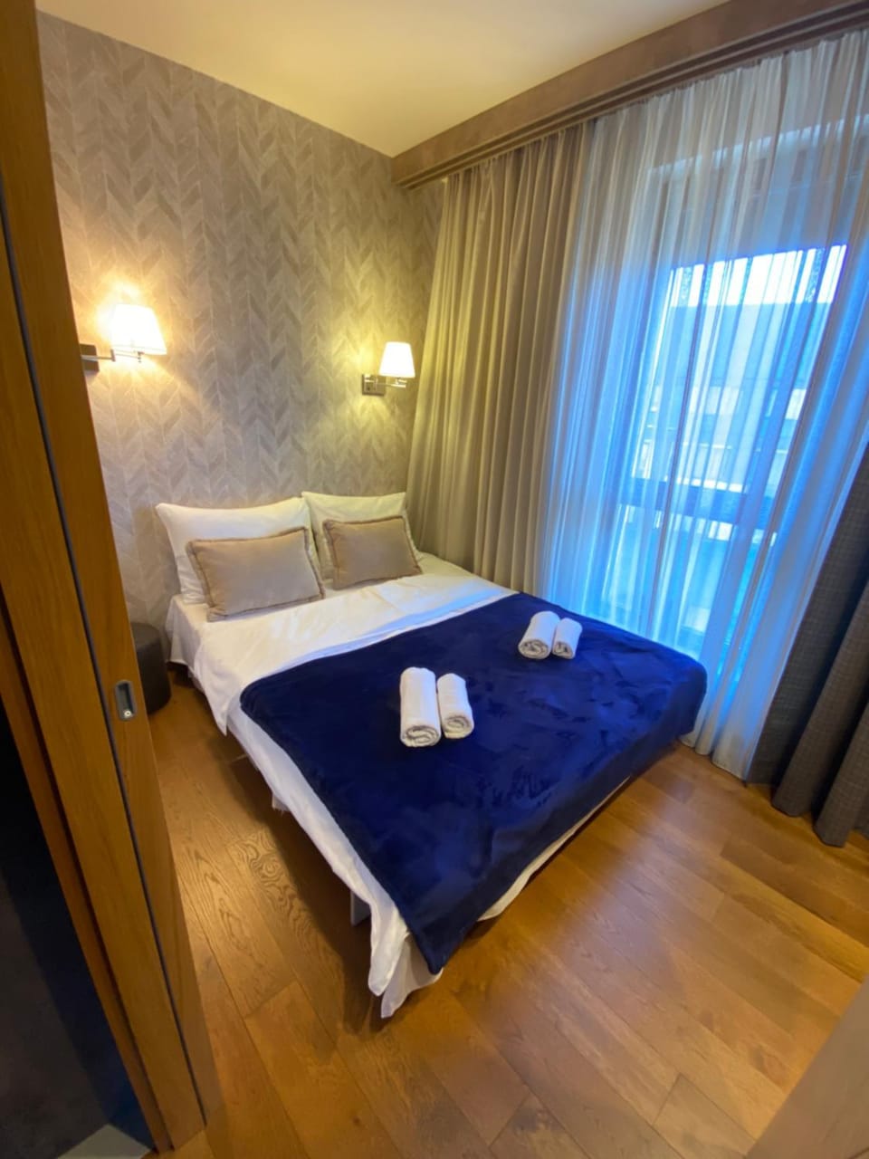 Bed, Bedroom, towels