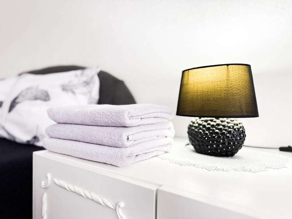 Bed, Bedroom, towels