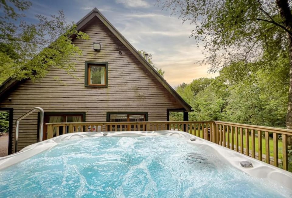 Property building, Natural landscape, Hot Tub, Garden view