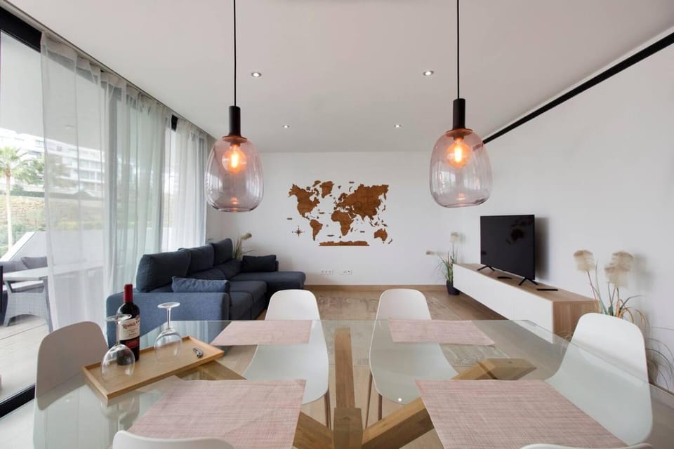 TV and multimedia, Living room, Seating area, Dining area