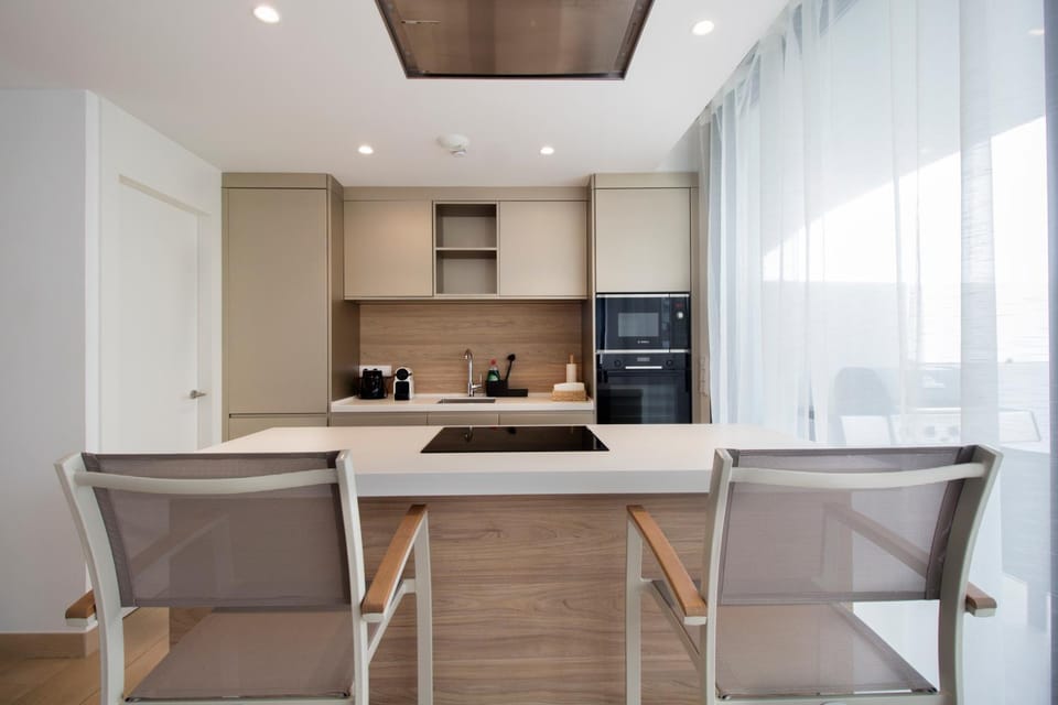 Coffee/tea facilities, Dining area, microwave, oven, stove, kitchen