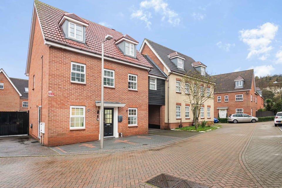 The Roost Group - 8-Bed Home, 5 Mins to M25&A13 House in Grays