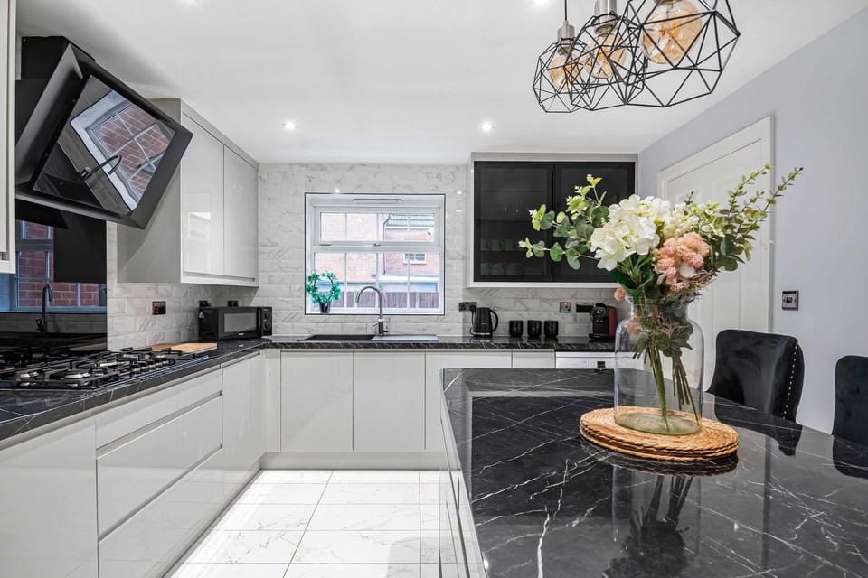 The Roost Group - 8-Bed Home, 5 Mins to M25&A13 House in Grays