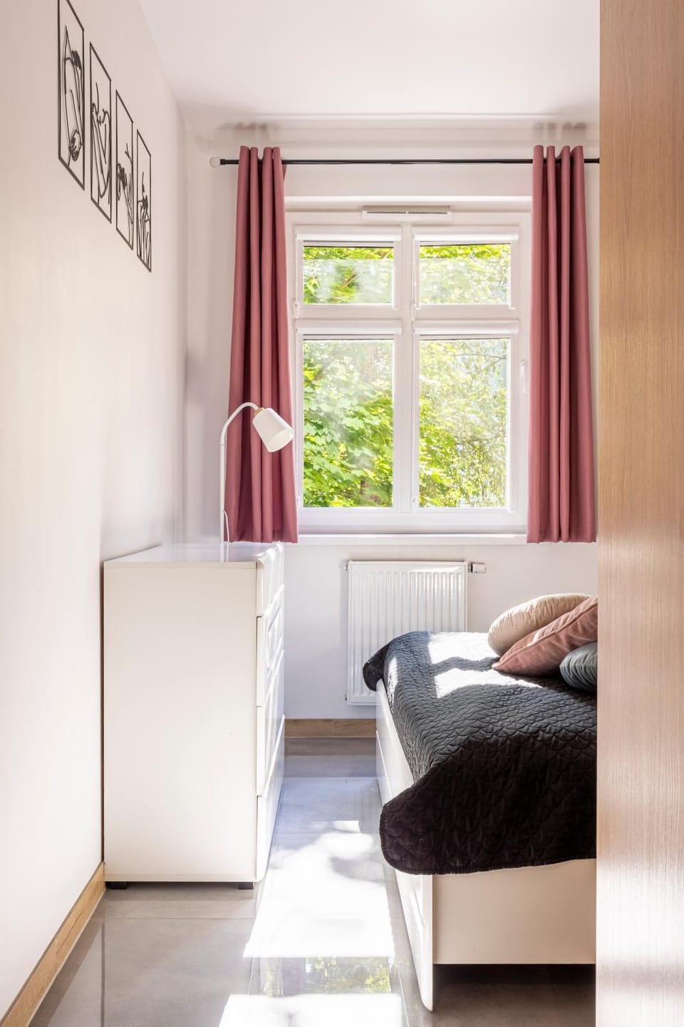 Photo of the whole room, Bedroom
