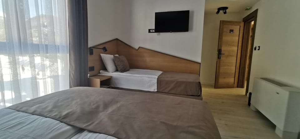 Bed, TV and multimedia, Bedroom