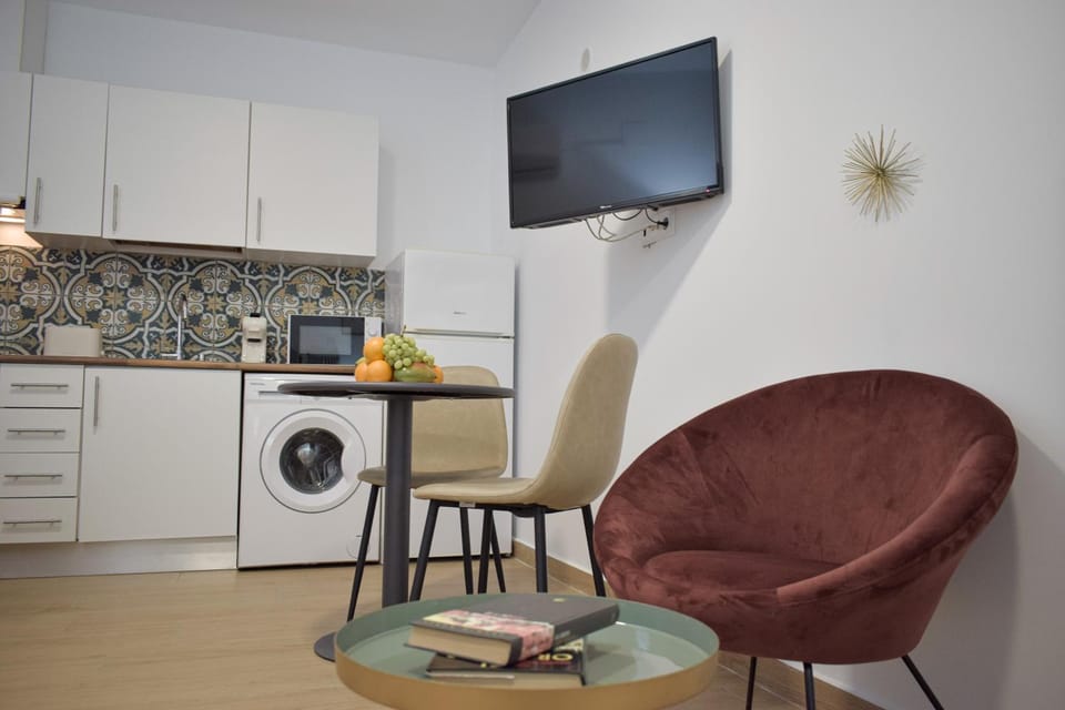 TV and multimedia, Dining area, stove, toaster, washing machine, kitchen