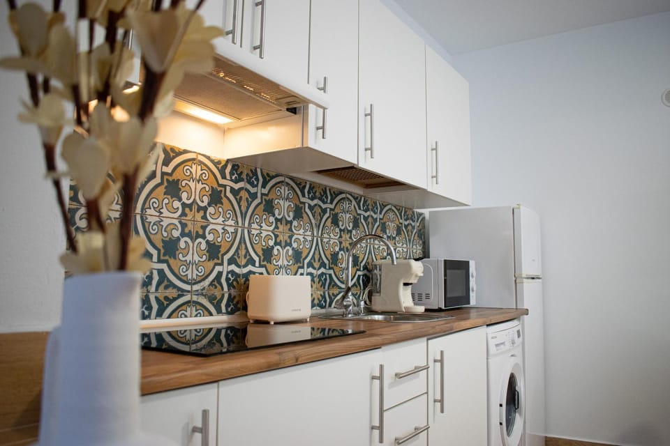 Day, toaster, washing machine, kitchen