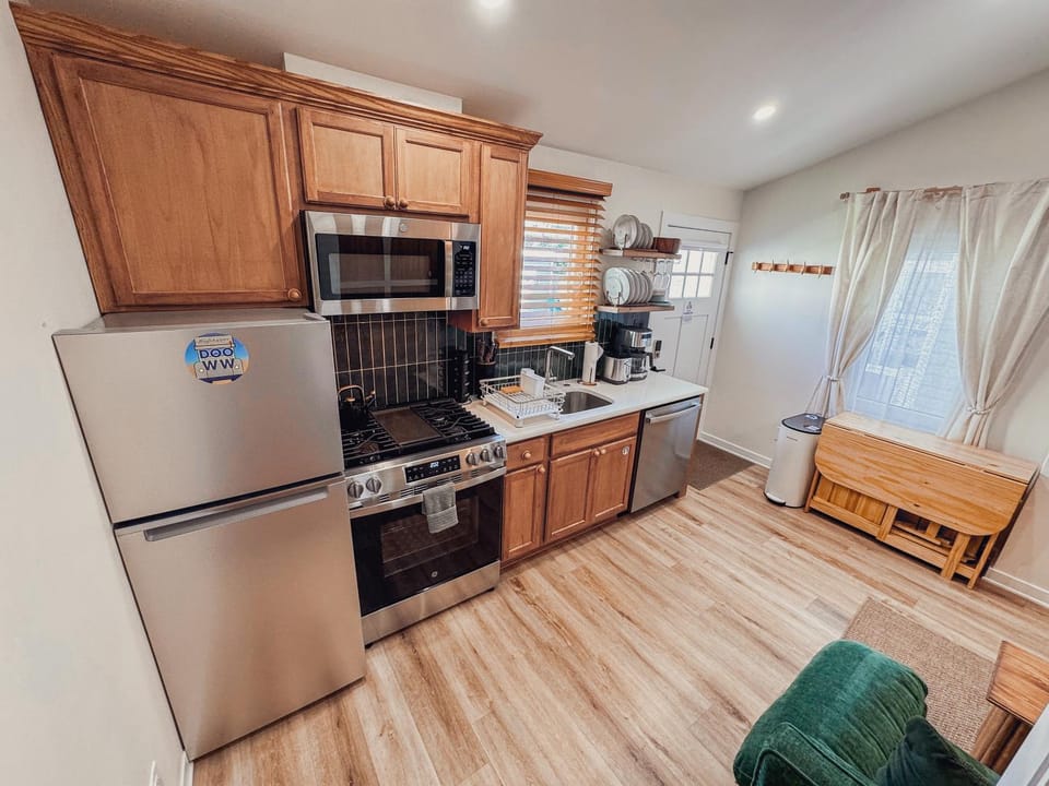 Stylish 2 BR, 1 BA apartment - Steps to the Ocean - Hidden Gem, APT 2 Apartment in Wildwood