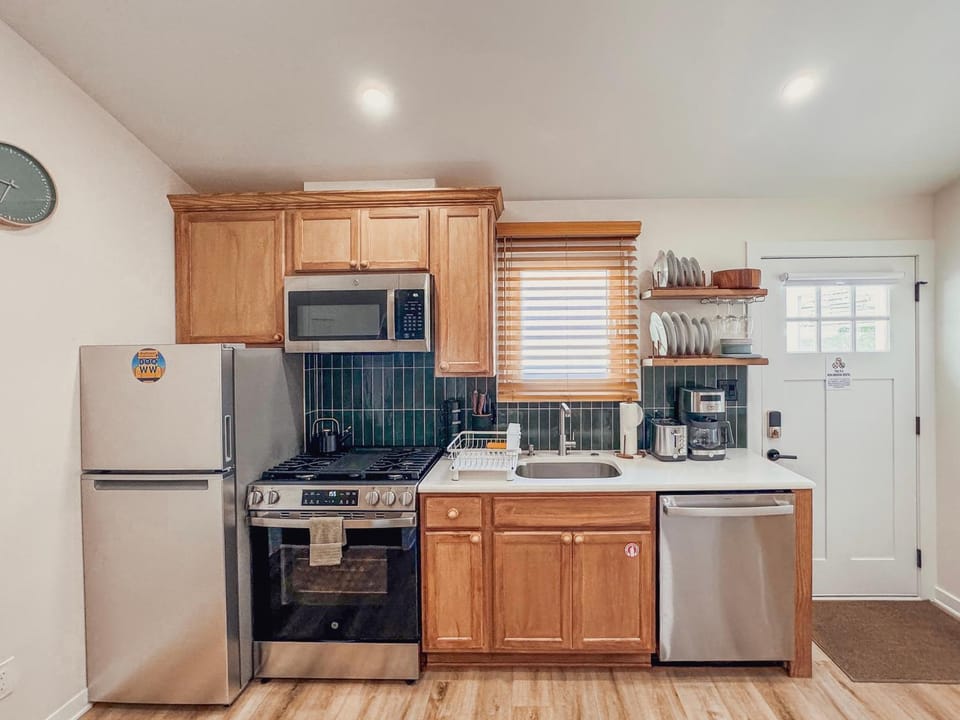 Stylish 2 BR, 1 BA apartment - Steps to the Ocean - Hidden Gem, APT 2 Apartment in Wildwood