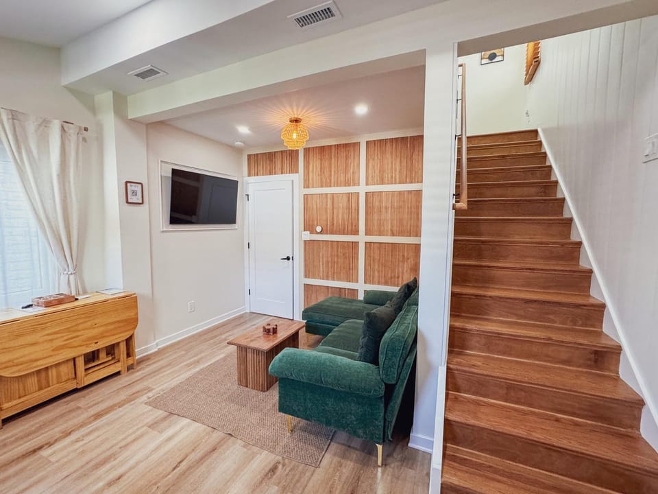 Stylish 2 BR, 1 BA apartment - Steps to the Ocean - Hidden Gem, APT 2 Apartment in Wildwood