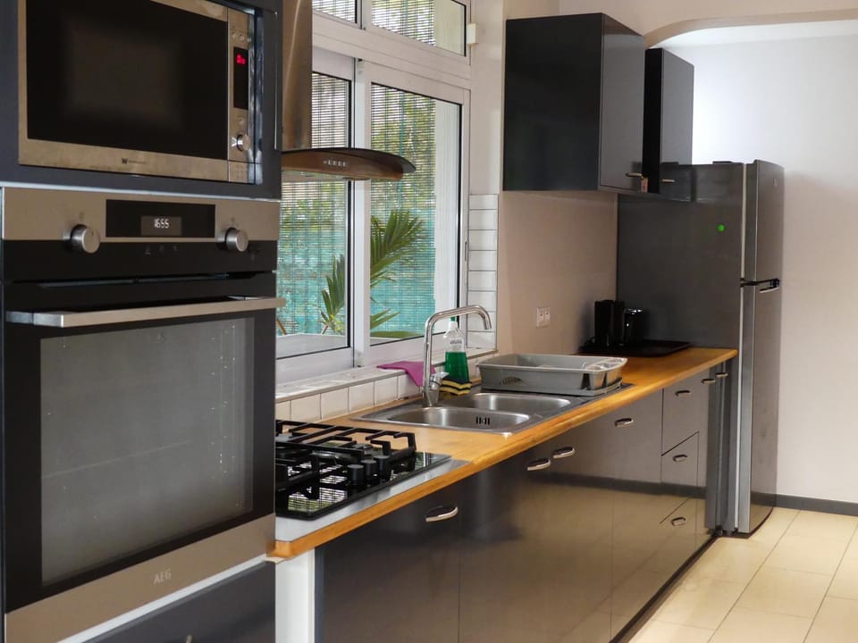 Coffee/tea facilities, Garden view, microwave, oven, stove, toaster, kitchen