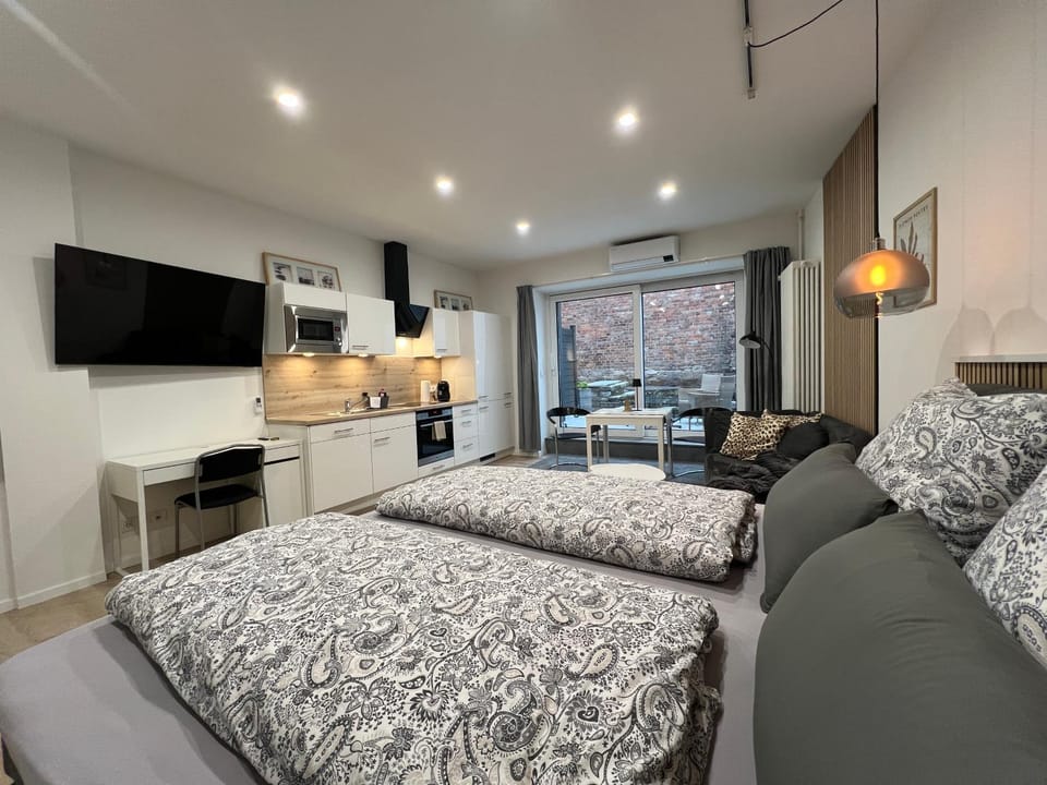 Bed, TV and multimedia, Kitchen or kitchenette, Living room, Photo of the whole room, Seating area, Bedroom