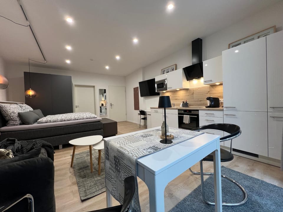 Bed, TV and multimedia, Living room, Photo of the whole room, Seating area, Bedroom